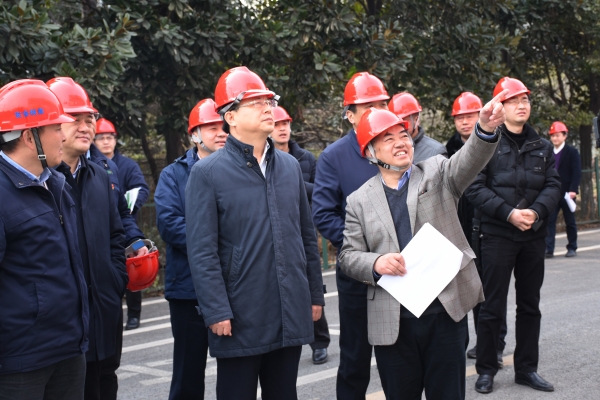 圖2 許開(kāi)華董事長(zhǎng)向?qū)O兵市長(zhǎng)一行匯報(bào)格林美集團(tuán)的安全管理情況